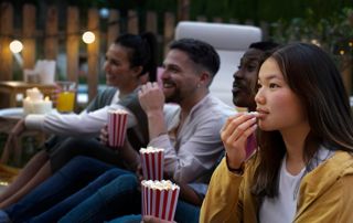 quatre amis au cinéma en plein air