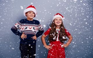 deux enfants sous la neige