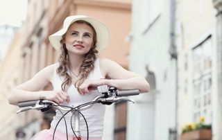 jeune femme à vélo