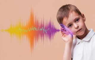 enfant écoutant des ondes sonores