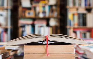 pile de livres dans bibliothèque