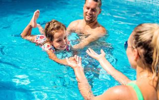 famille dans une piscine en plein air