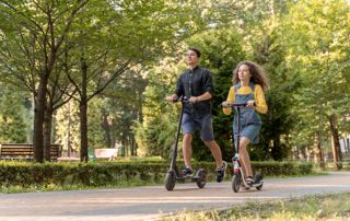 jeunes en trottinette